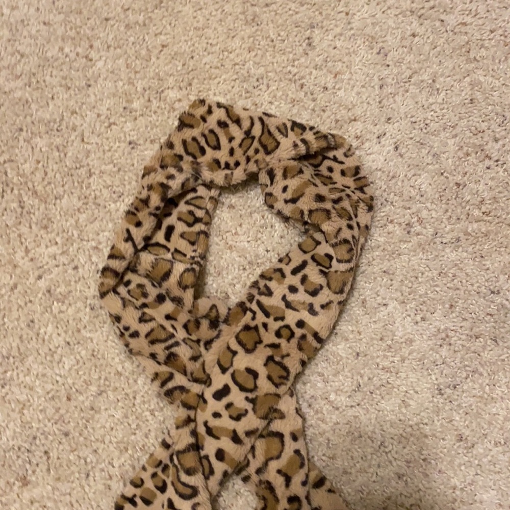 Beautiful leopard print scarf. - Picture 2 of 2